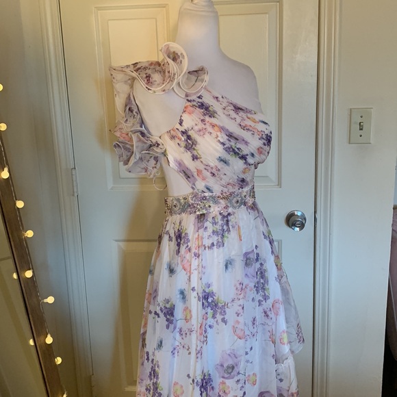 MAC DUGGAL
One Shoulder Asymmetrical High Low Gown - Picture 7 of 16